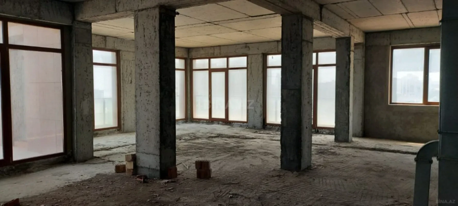 Satılır 4 otaqlı mənzil 197 m²