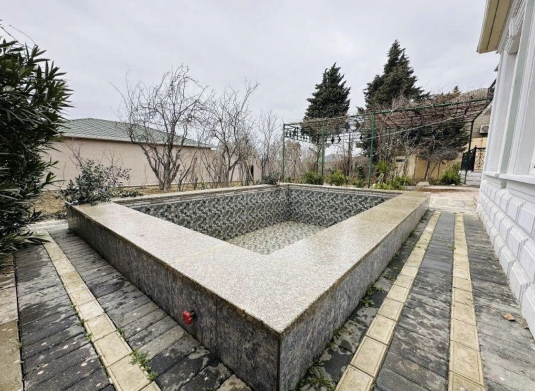 Satılır 7 otaqlı həyət evi 255 m²