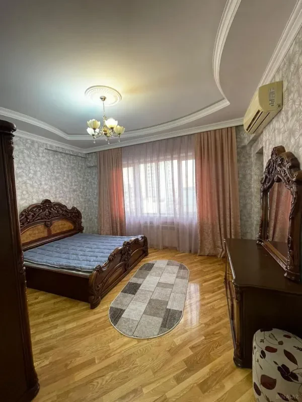 Kirayə verilir 3 otaqlı mənzil 140 m²