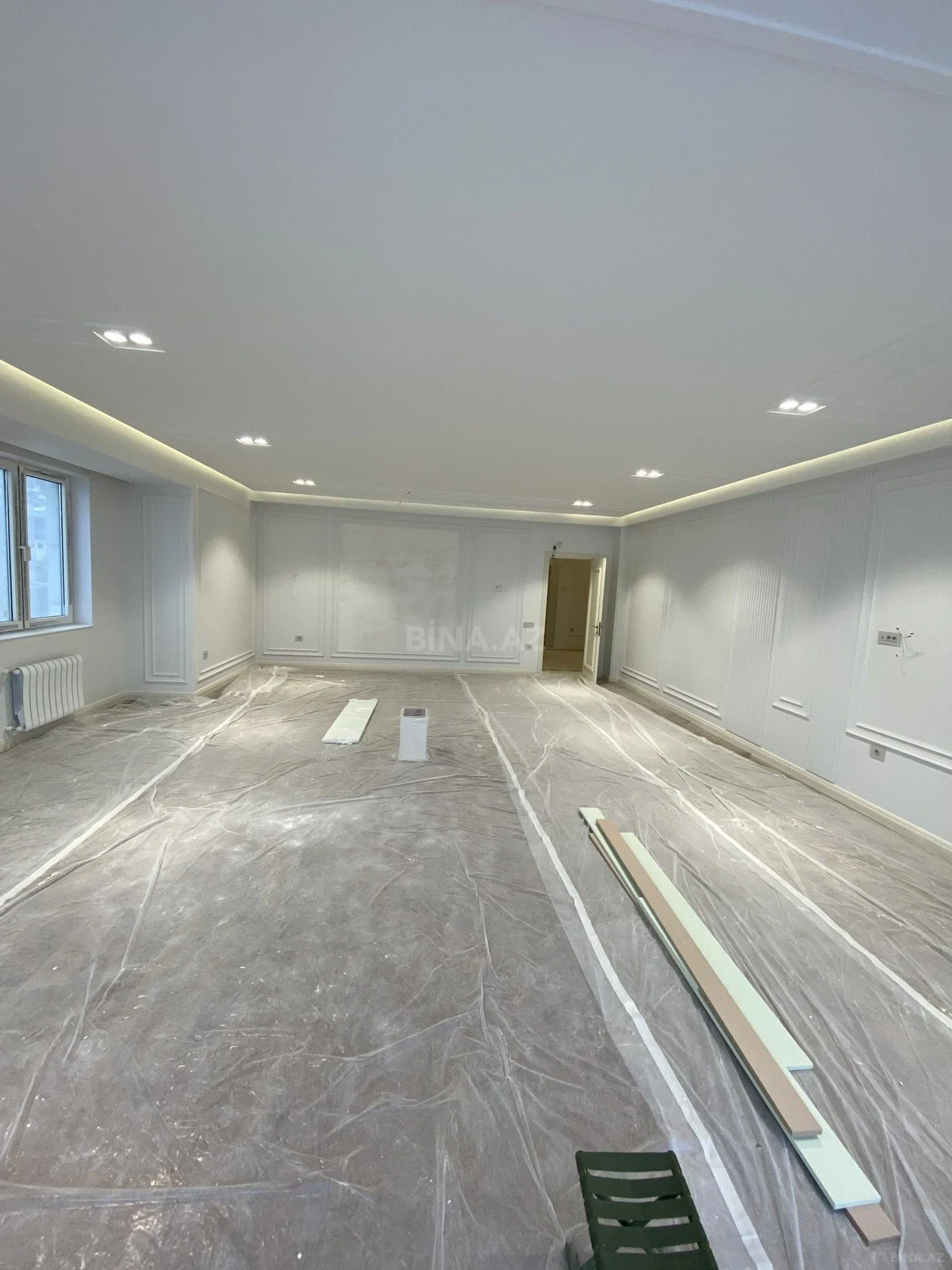 Satılır 4 otaqlı mənzil 240 m²
