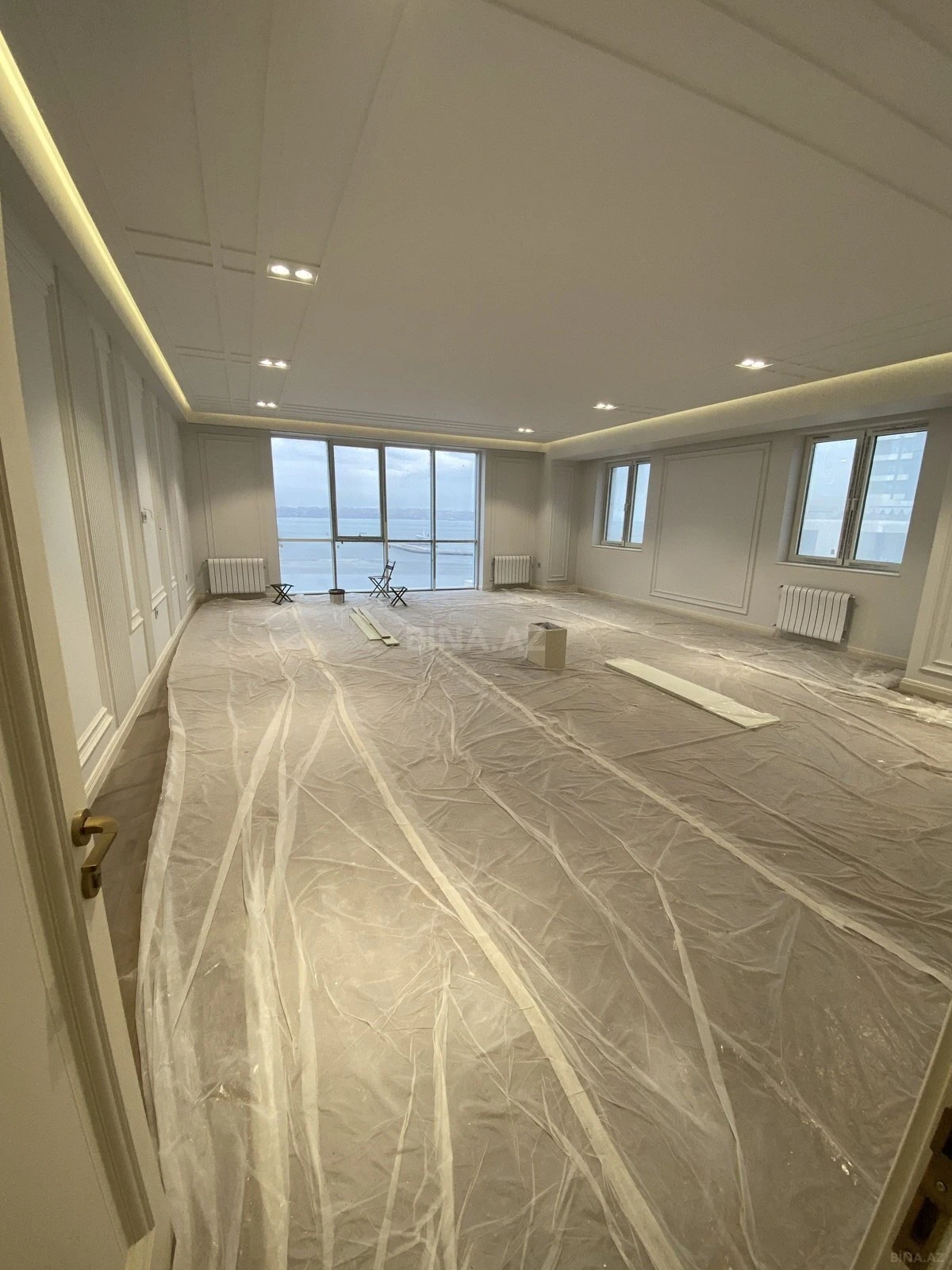 Satılır 4 otaqlı mənzil 240 m²
