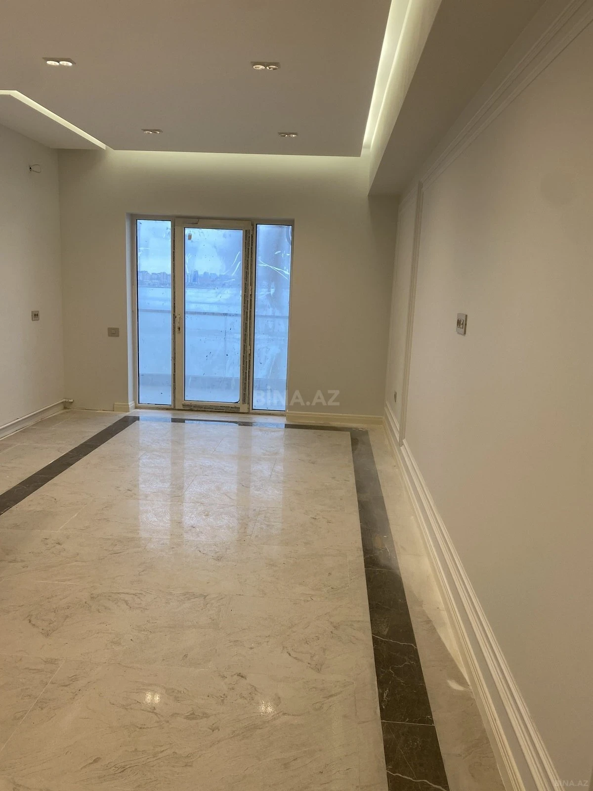 Satılır 4 otaqlı mənzil 240 m²