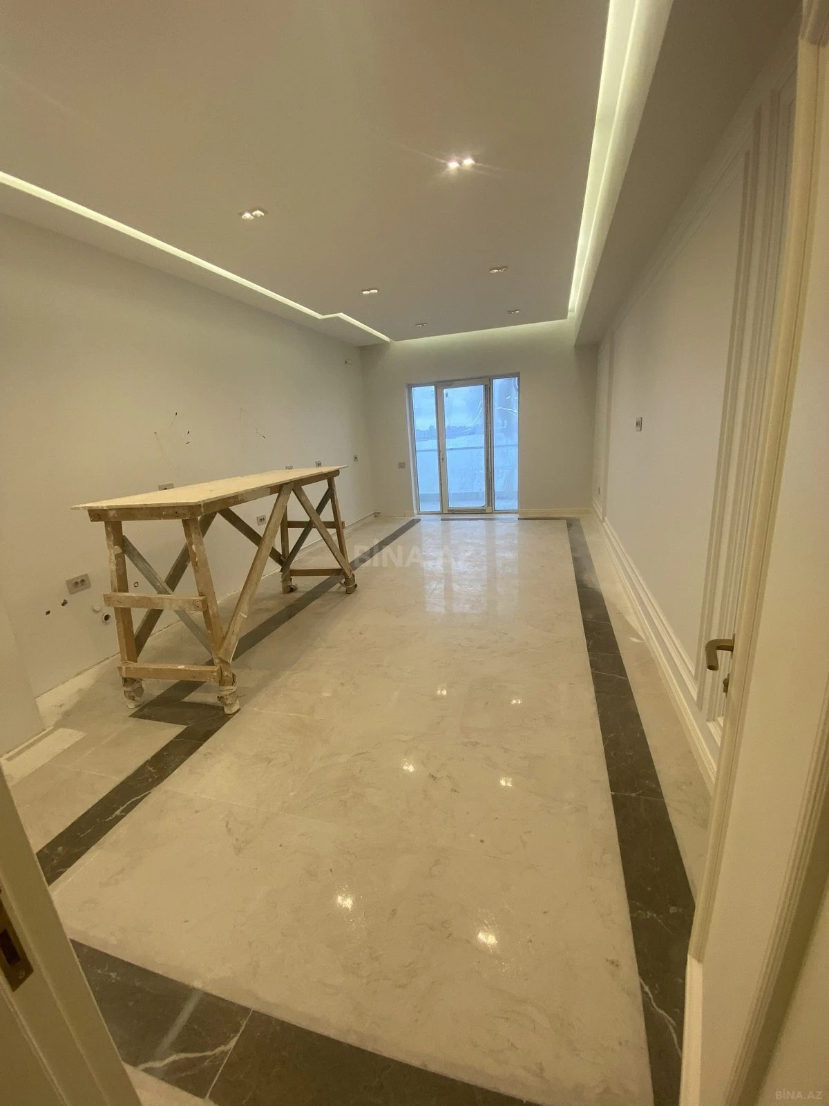 Satılır 4 otaqlı mənzil 240 m²