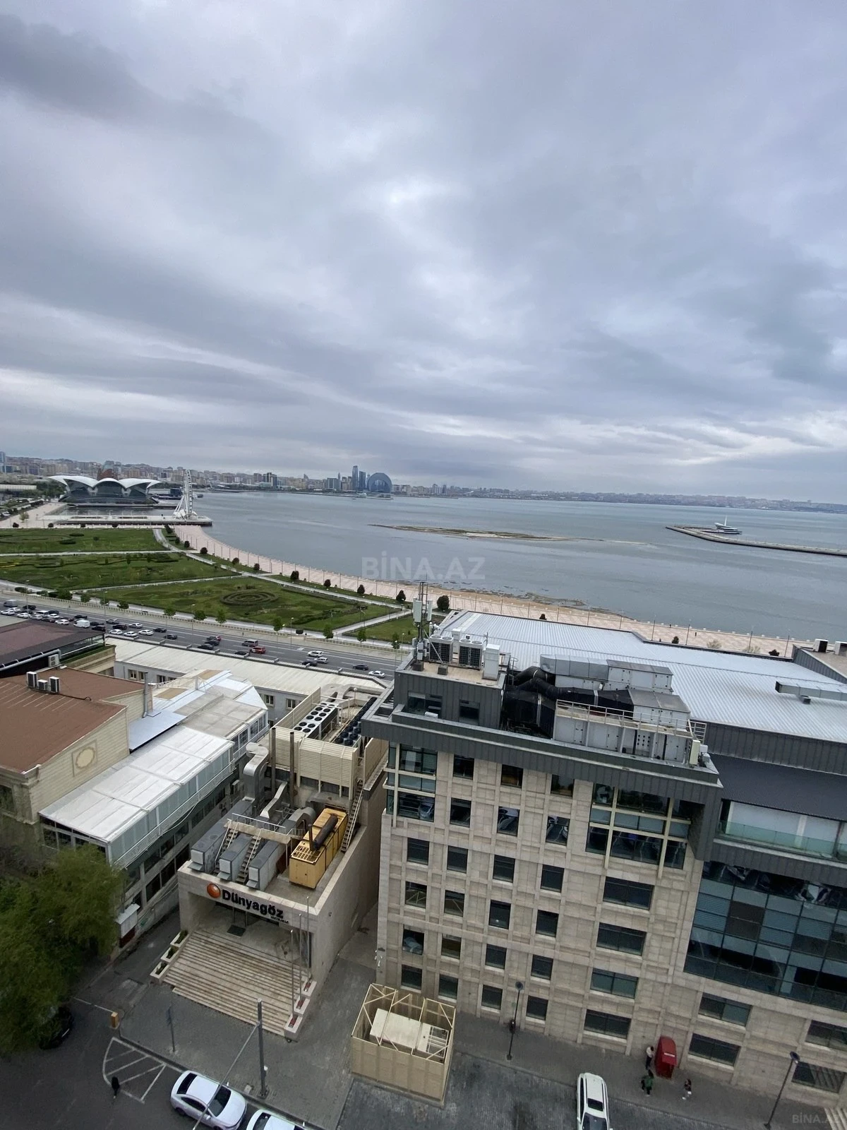 Satılır 4 otaqlı mənzil 240 m²