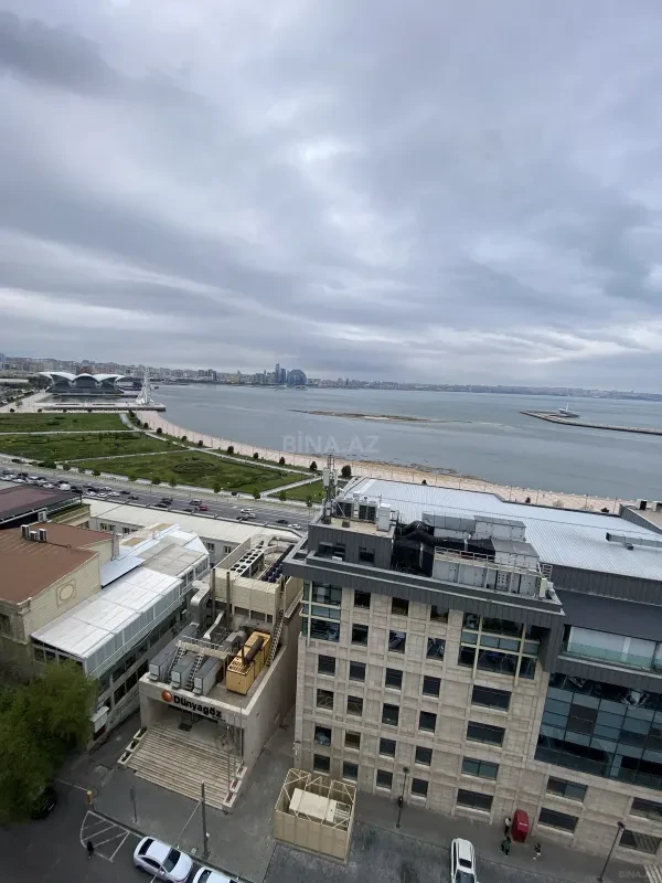 Satılır 4 otaqlı mənzil 240 m²