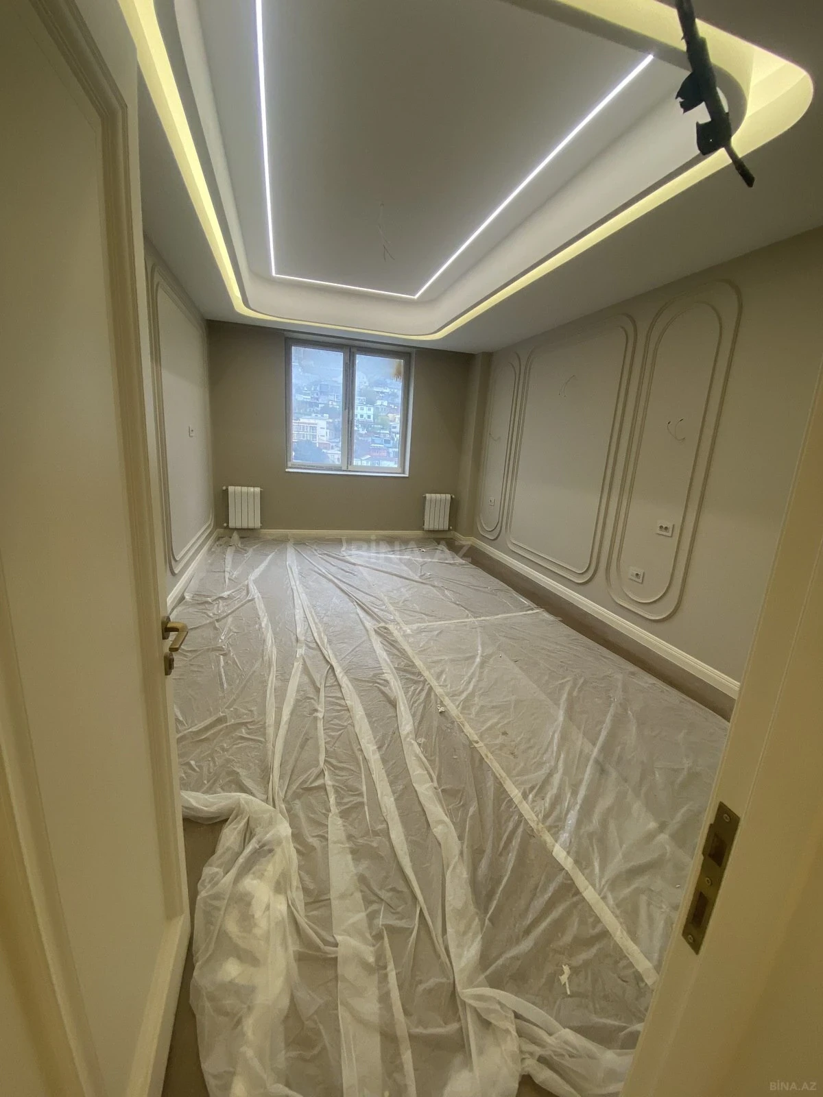 Satılır 4 otaqlı mənzil 240 m²