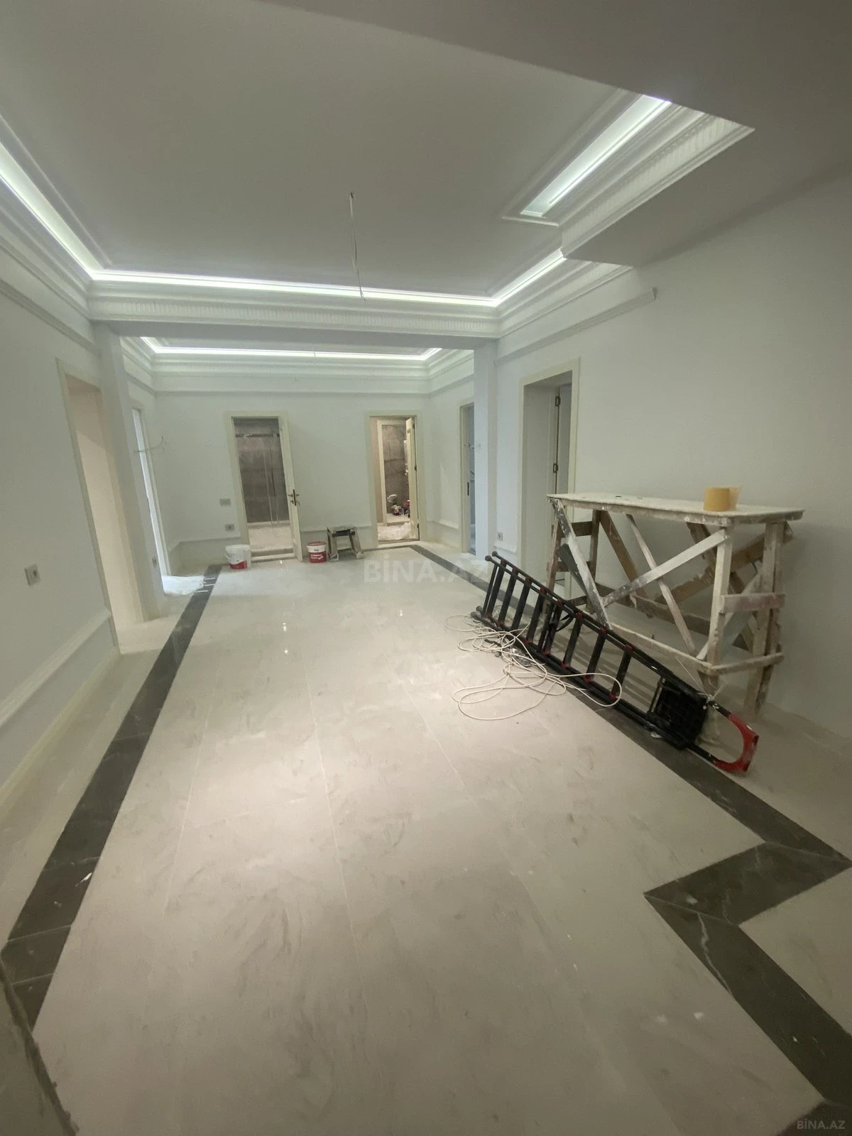 Satılır 4 otaqlı mənzil 240 m²