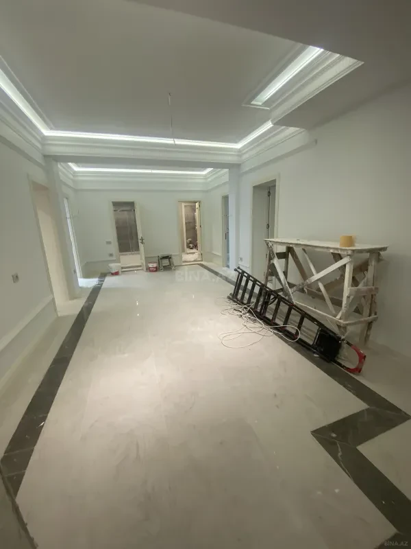Satılır 4 otaqlı mənzil 240 m²