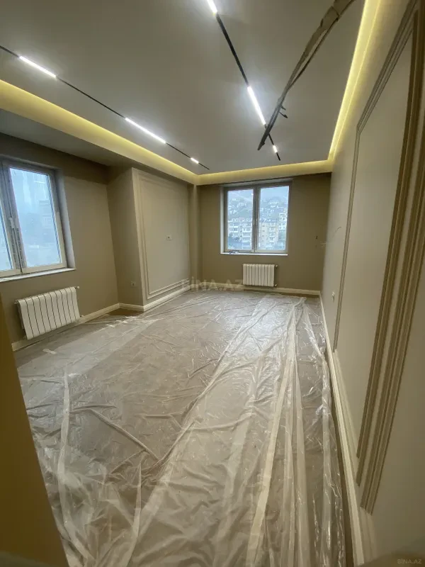 Satılır 4 otaqlı mənzil 240 m²