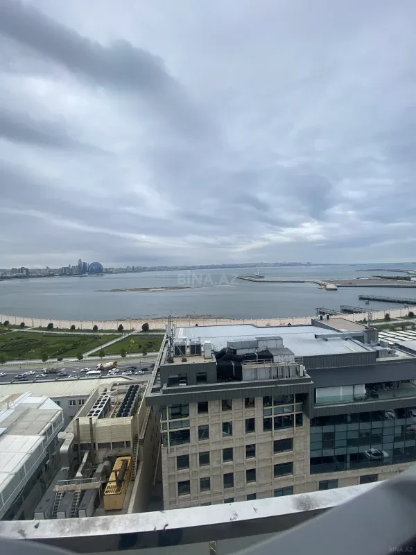 Satılır 4 otaqlı mənzil 240 m²
