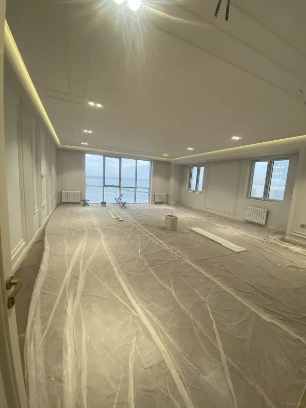 Satılır 4 otaqlı mənzil 240 m²