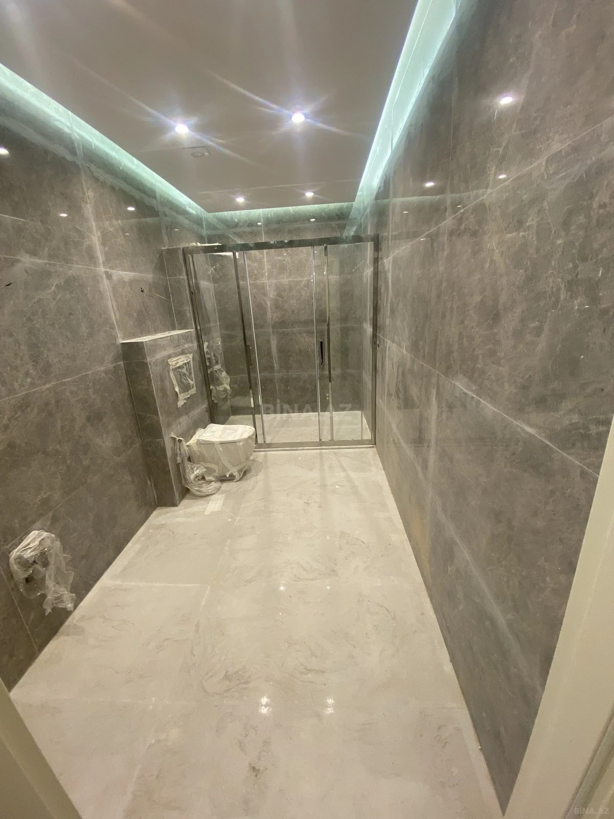 Satılır 4 otaqlı mənzil 240 m²