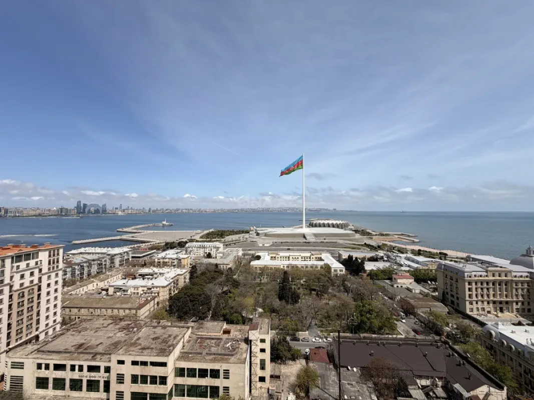 Satılır 4 otaqlı mənzil 178 m²