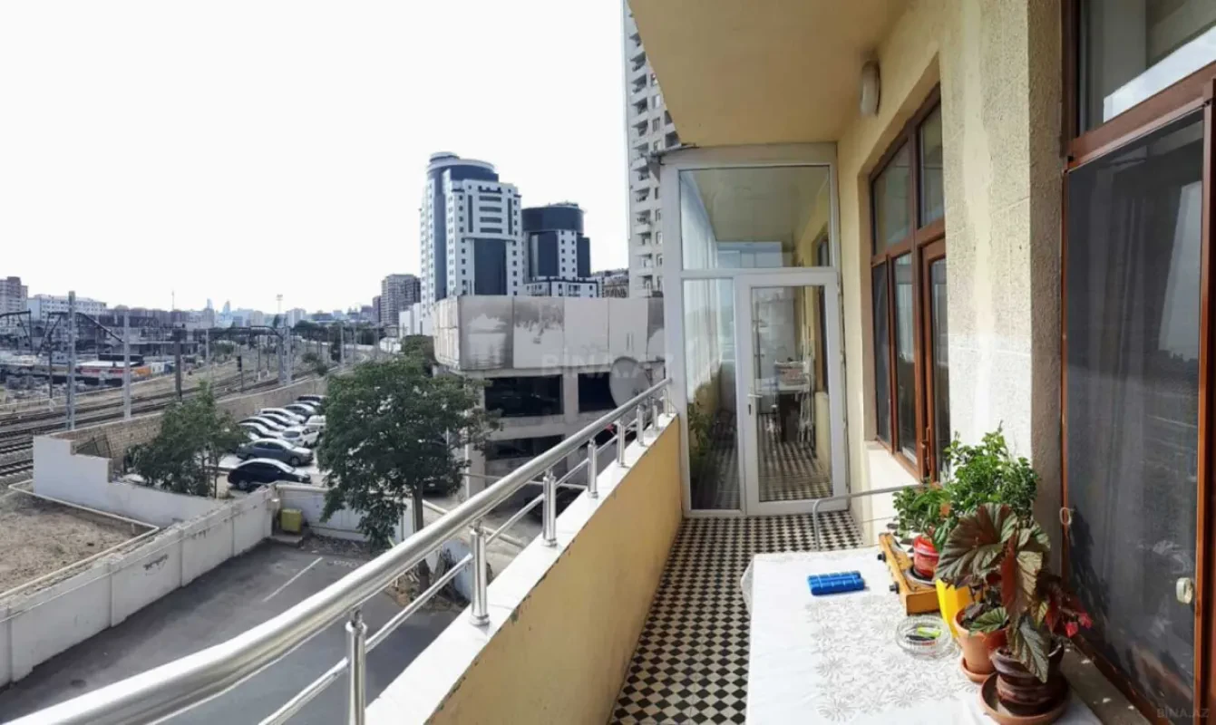 Satılır 4 otaqlı mənzil 170 m²