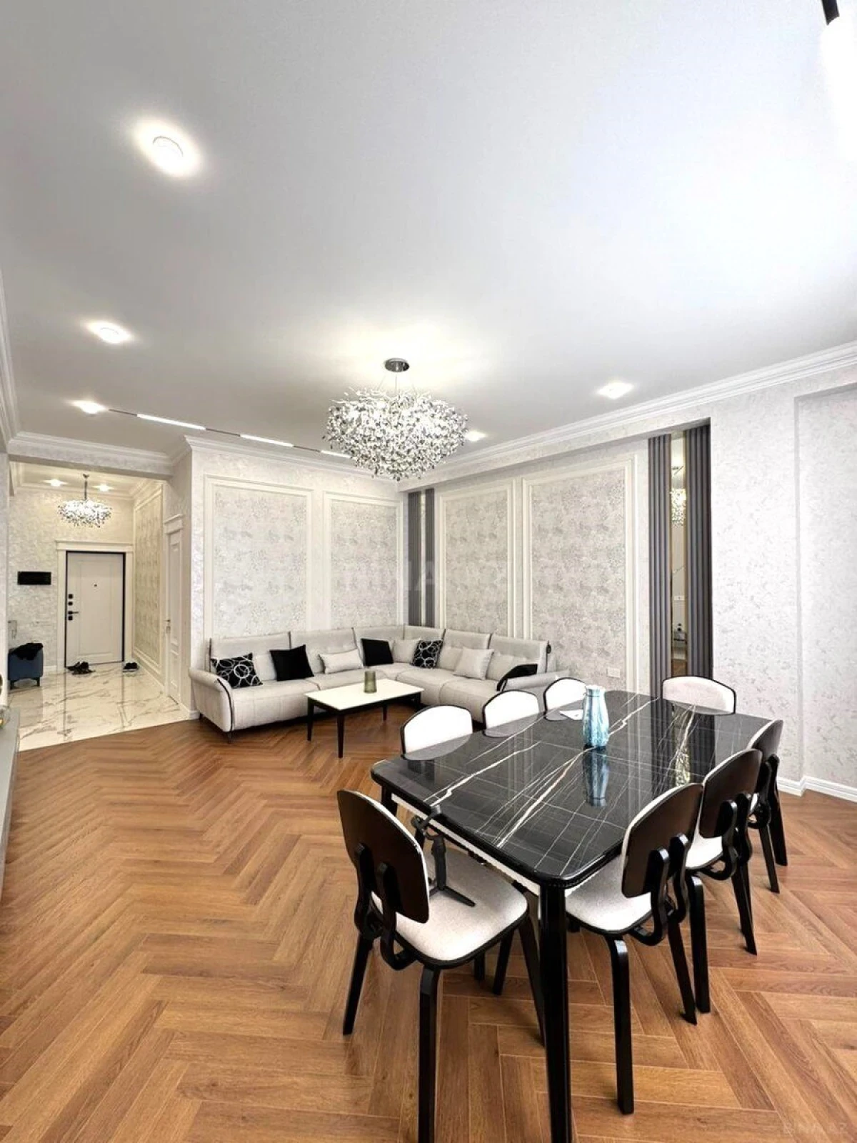 Satılır 3 otaqlı mənzil 130 m²