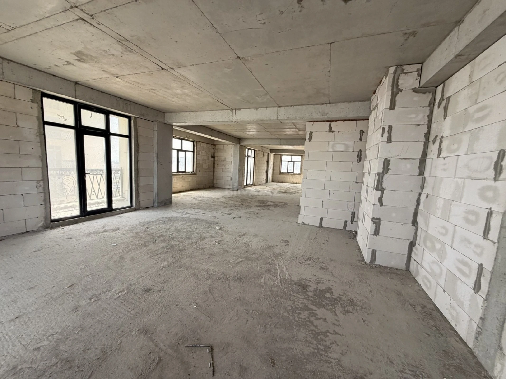Satılır 2 otaqlı mənzil 97 m²
