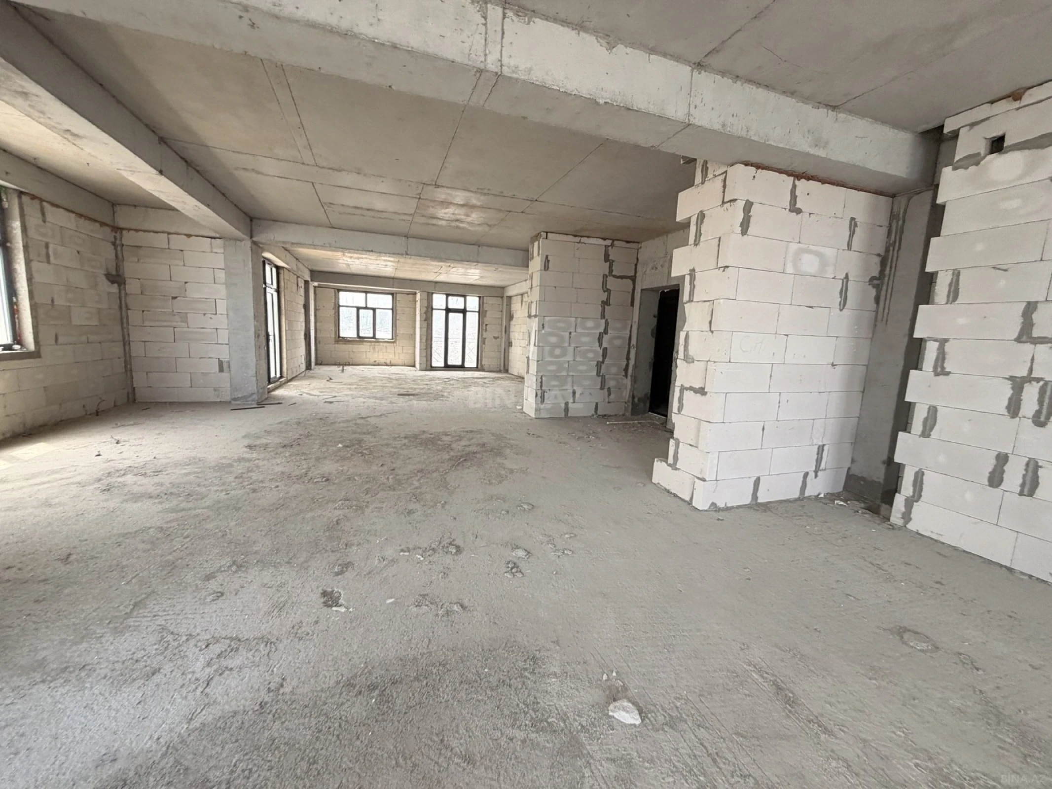 Satılır 2 otaqlı mənzil 97 m²