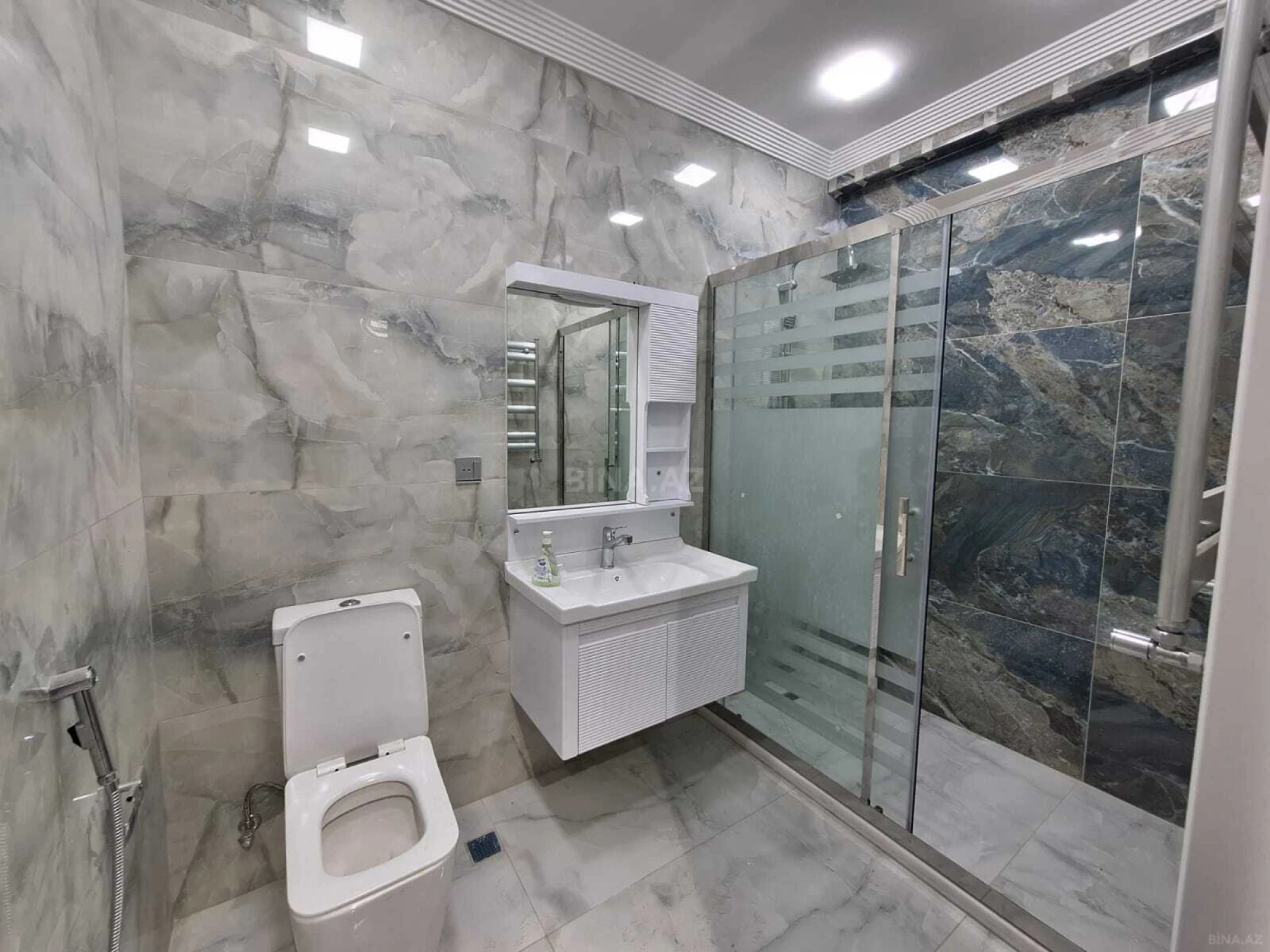 Satılır 2 otaqlı mənzil 83 m²
