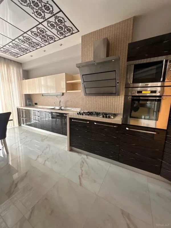 Satılır 4 otaqlı mənzil 205 m²