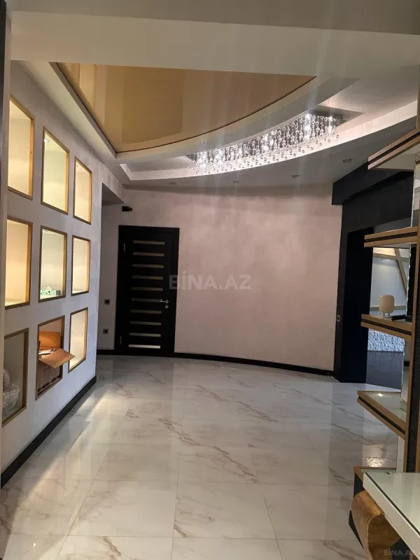 Satılır 4 otaqlı mənzil 205 m²