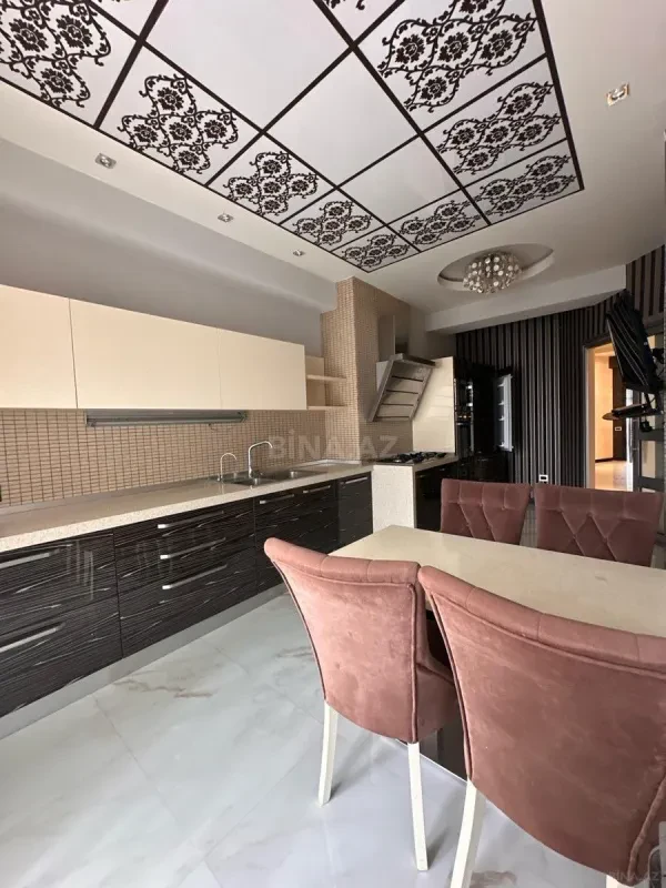 Satılır 4 otaqlı mənzil 205 m²