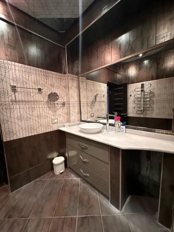 Satılır 4 otaqlı mənzil 205 m²