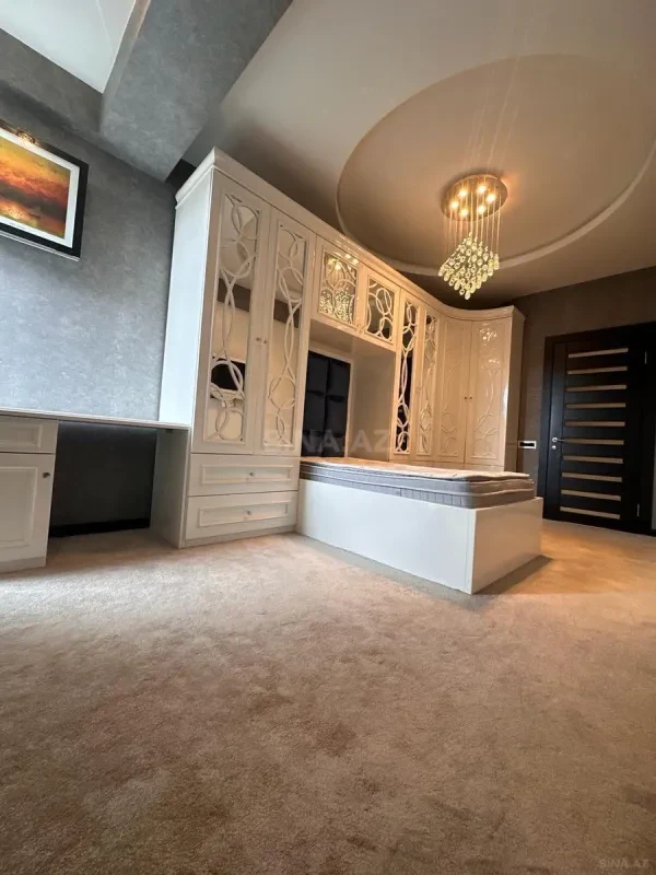 Satılır 4 otaqlı mənzil 205 m²