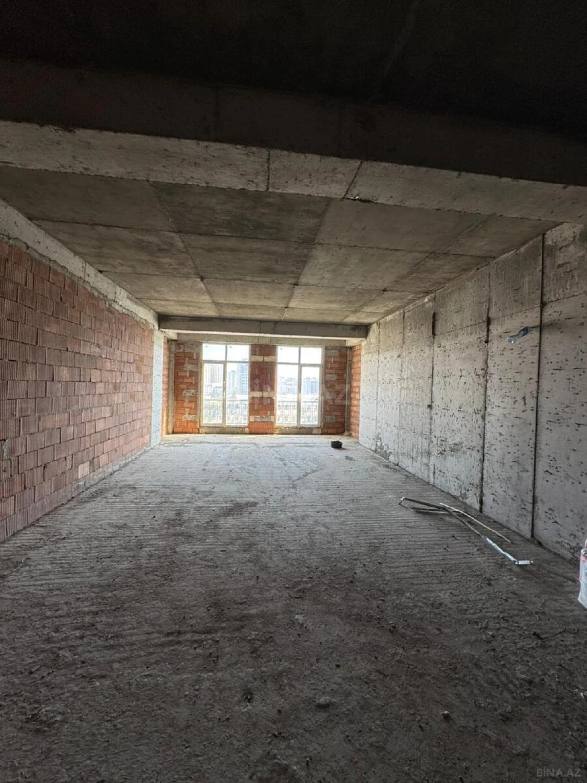 Satılır 4 otaqlı mənzil 215 m²
