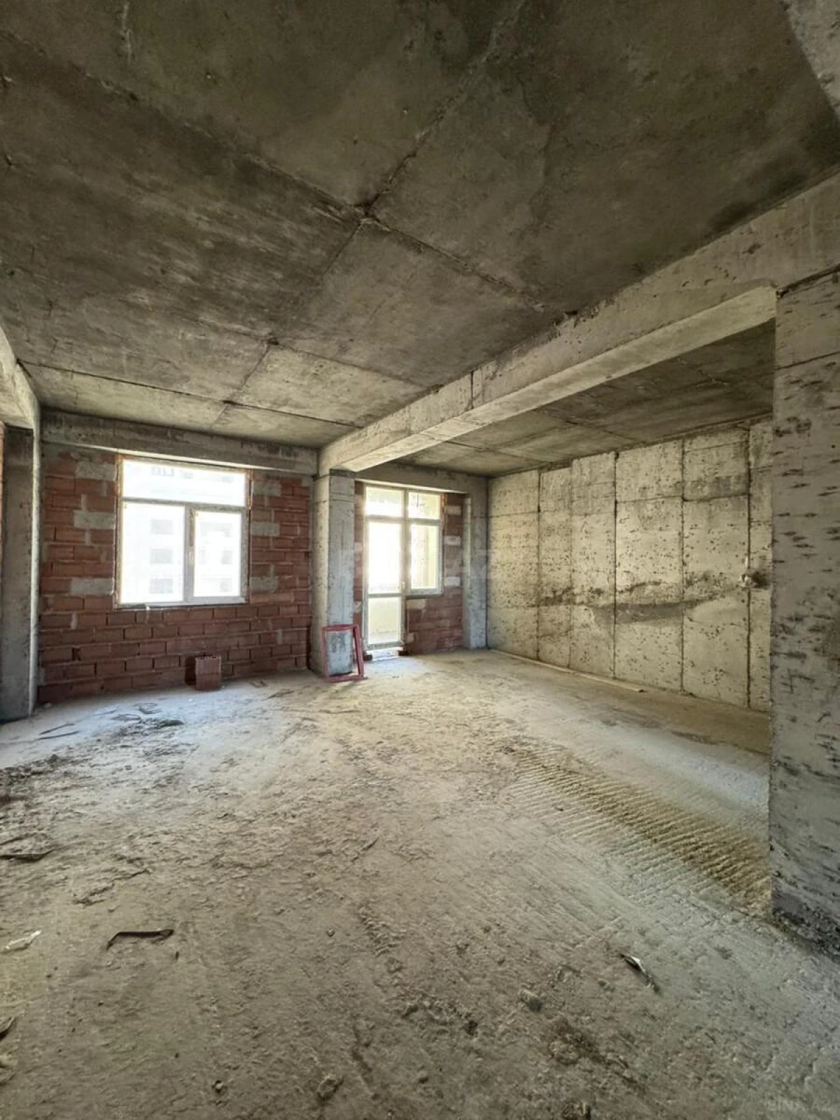 Satılır 4 otaqlı mənzil 215 m²