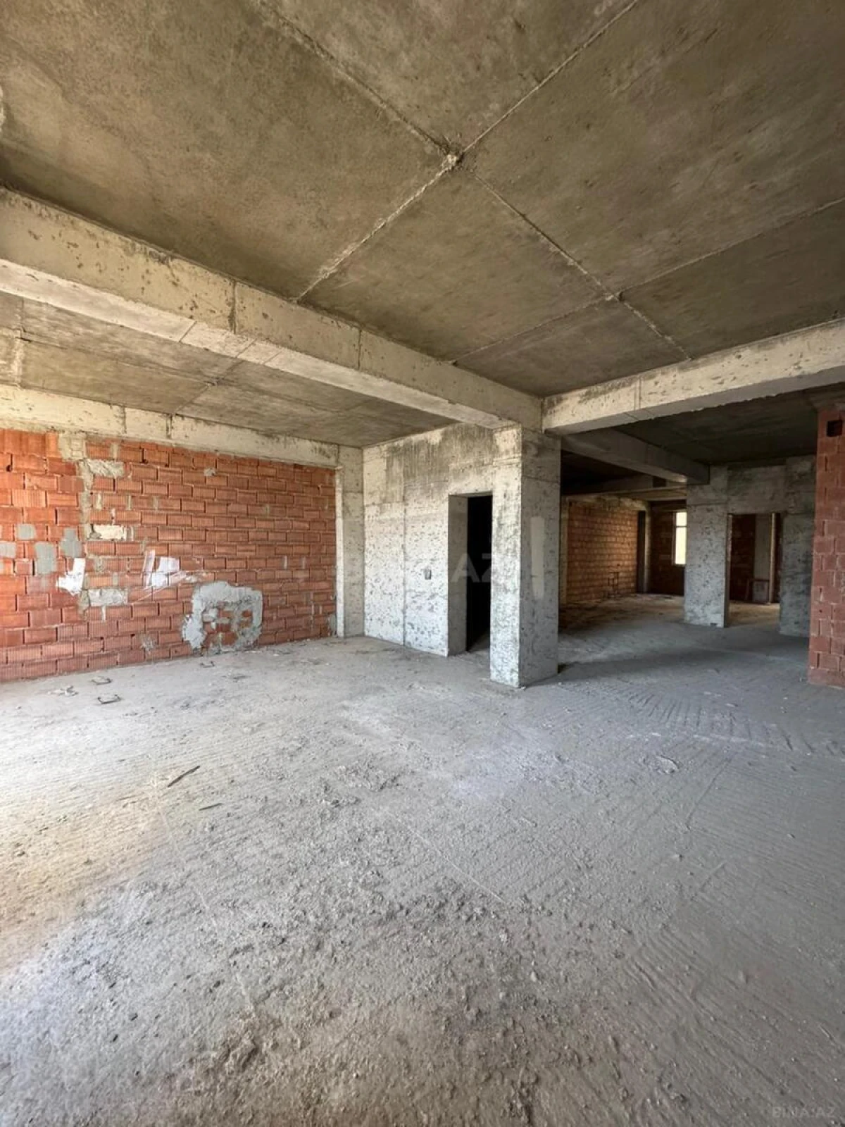 Satılır 4 otaqlı mənzil 215 m²