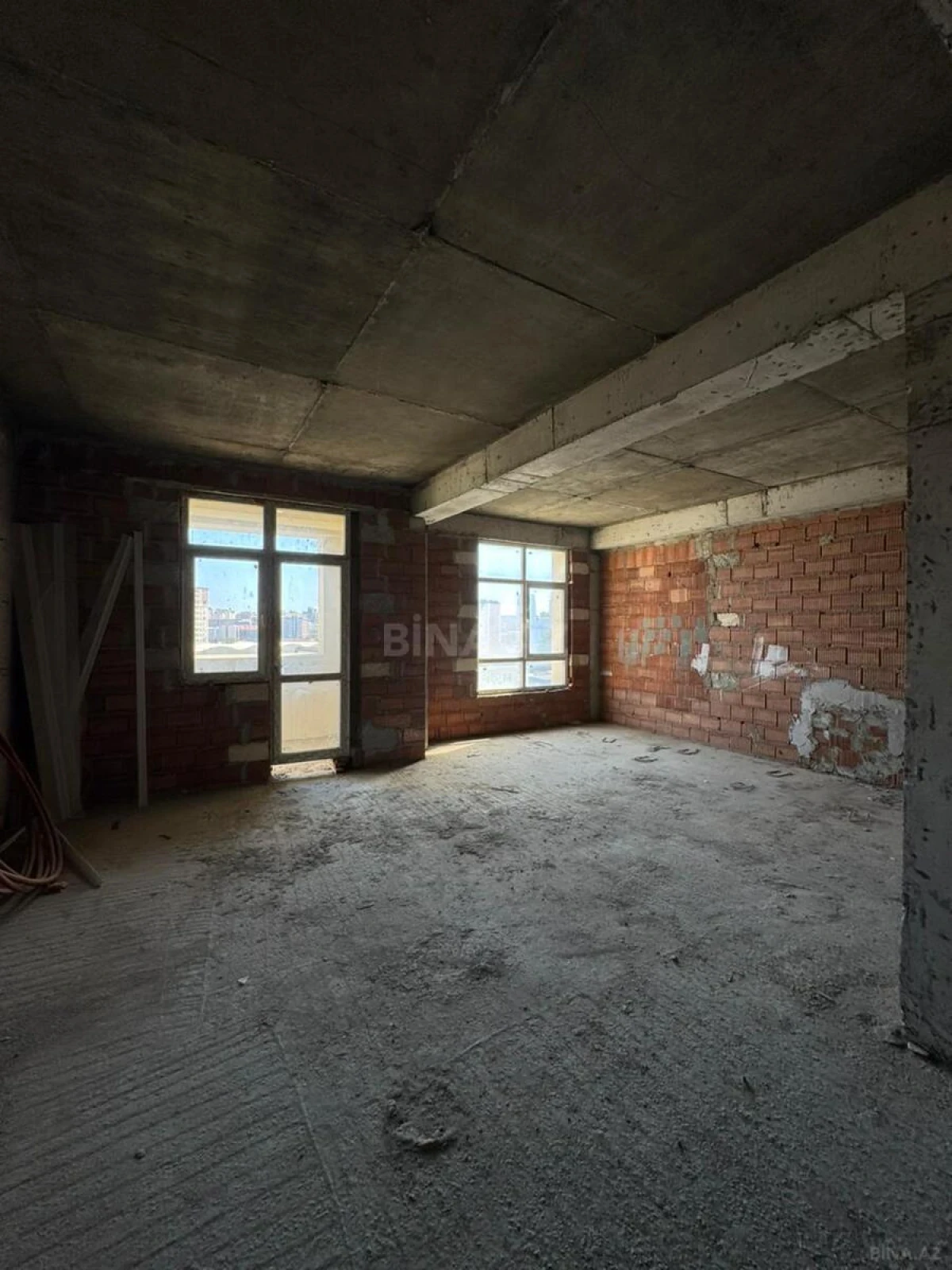 Satılır 4 otaqlı mənzil 215 m²