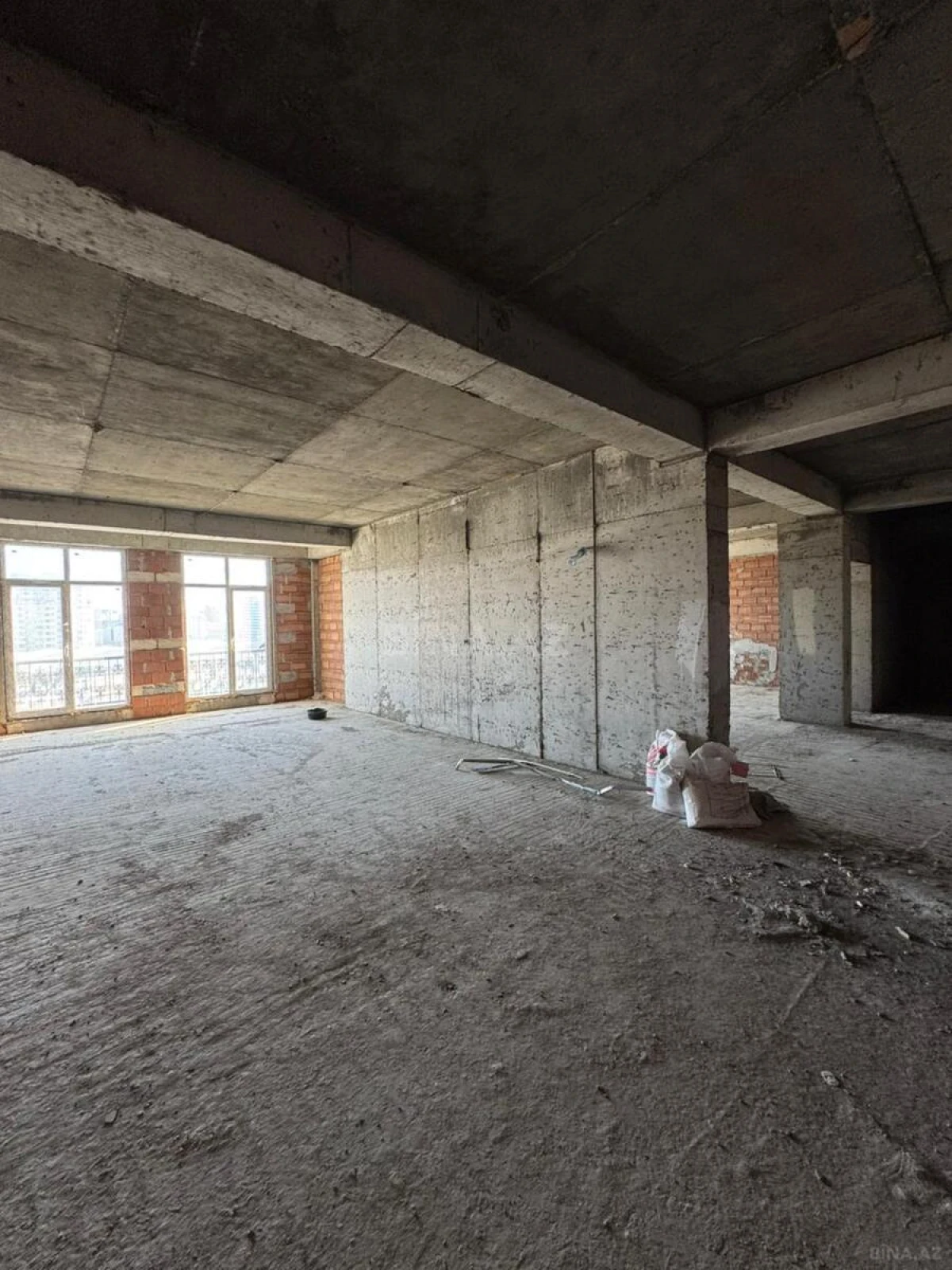 Satılır 4 otaqlı mənzil 215 m²