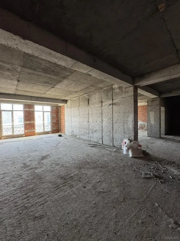 Satılır 4 otaqlı mənzil 215 m²