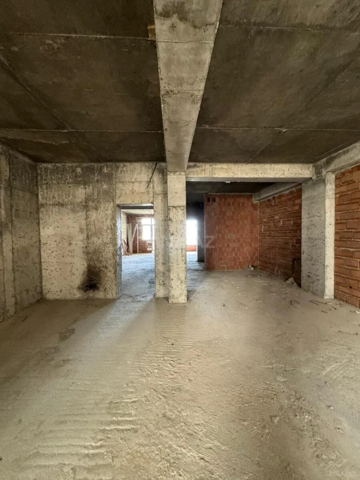 Satılır 4 otaqlı mənzil 215 m²
