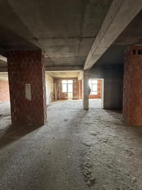 Satılır 4 otaqlı mənzil 215 m²