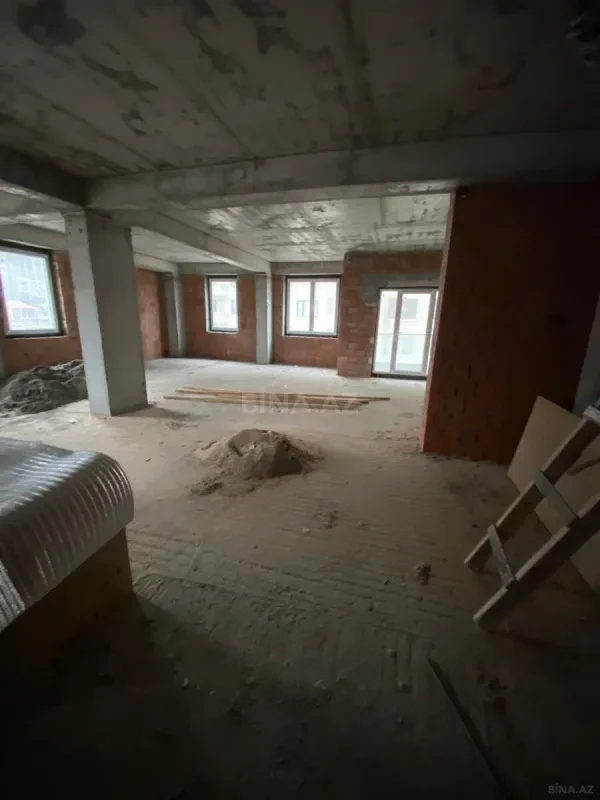 Satılır 4 otaqlı mənzil 135.7 m²