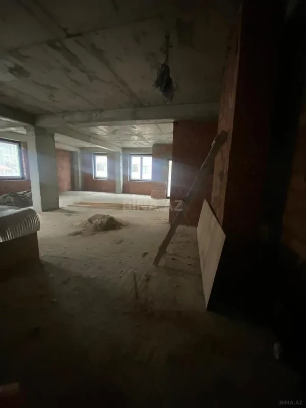 Satılır 4 otaqlı mənzil 135.7 m²