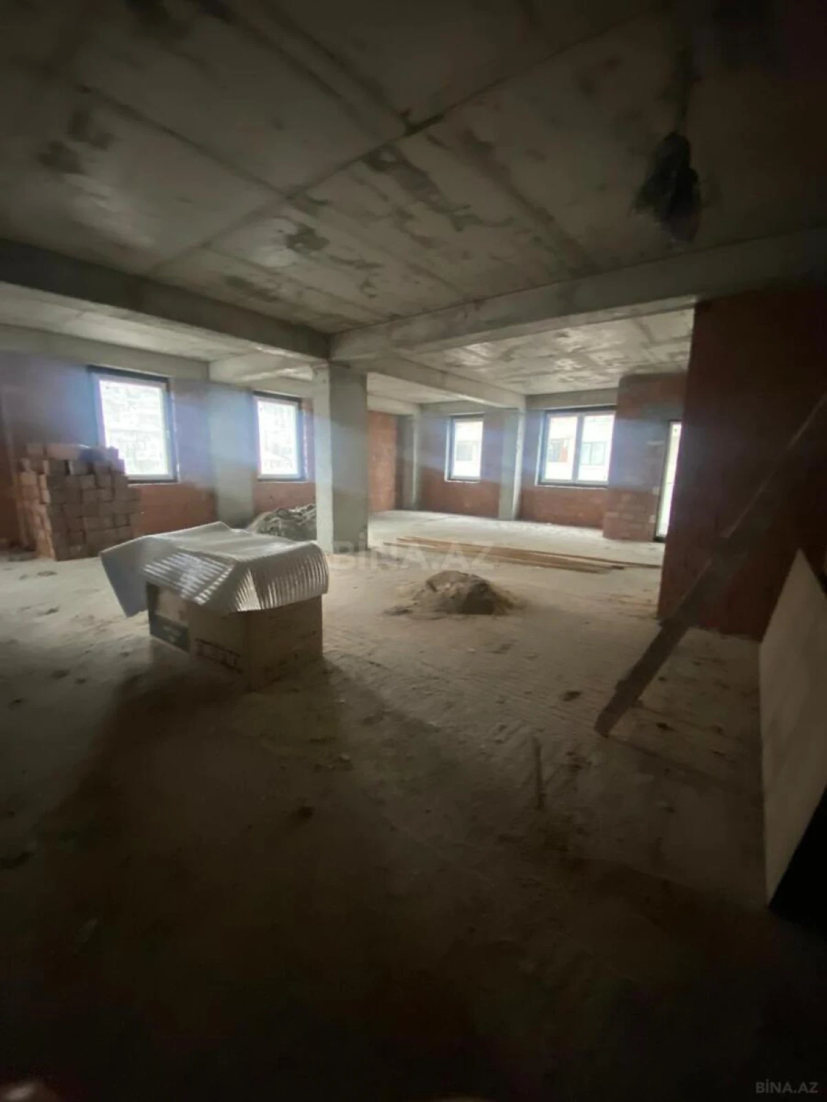 Satılır 4 otaqlı mənzil 135.7 m²