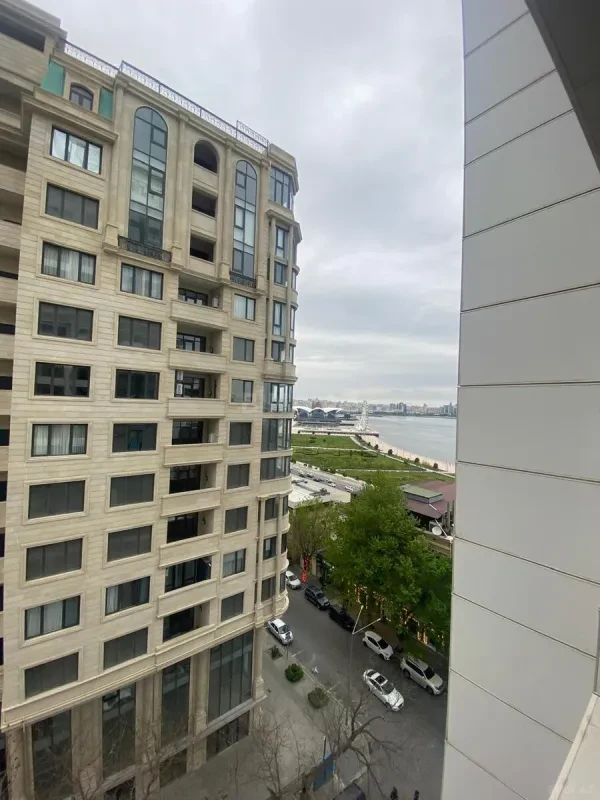 Satılır 4 otaqlı mənzil 135.7 m²