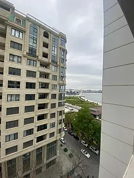 Satılır 4 otaqlı mənzil 135.7 m²