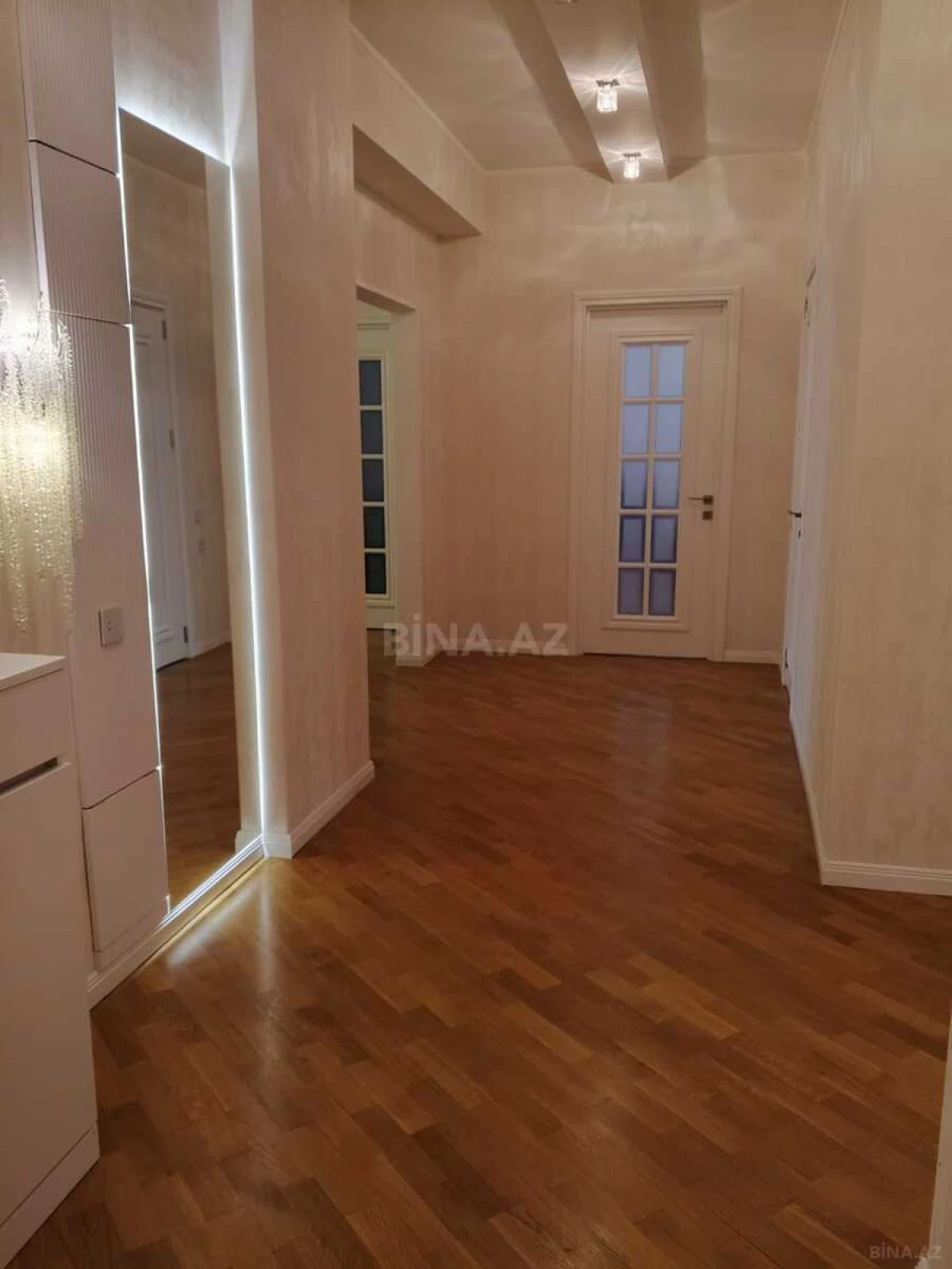 Satılır 4 otaqlı mənzil 156 m²