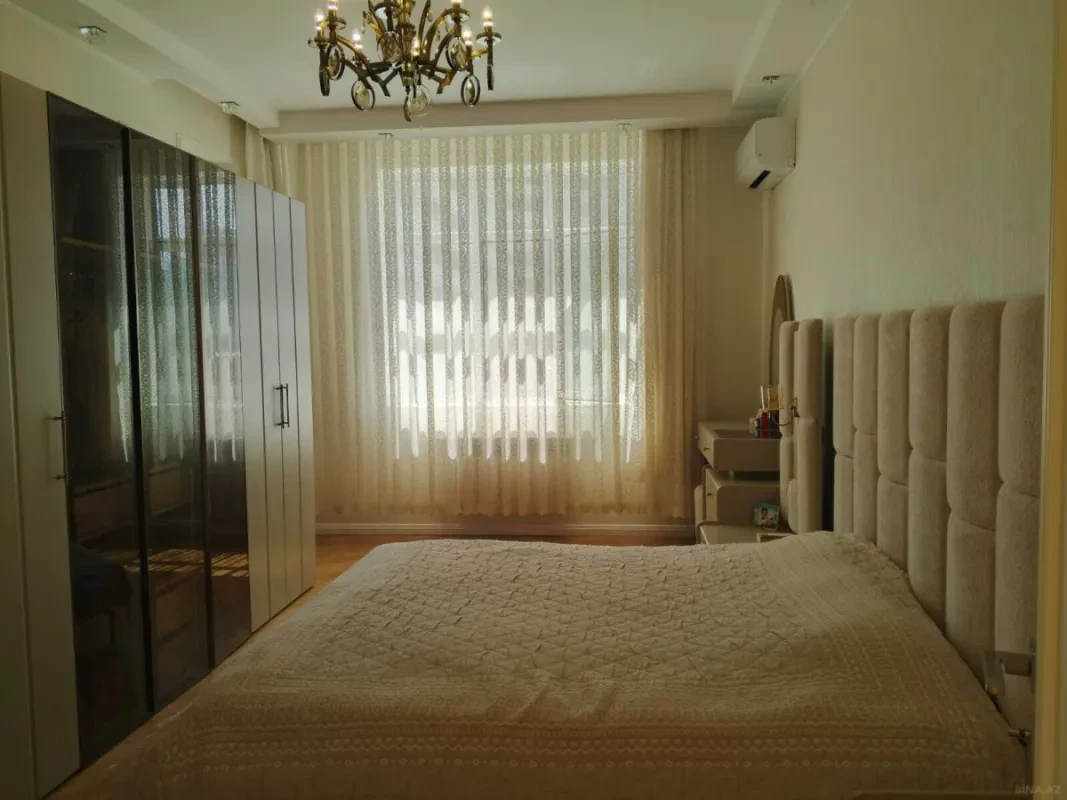 Satılır 4 otaqlı mənzil 156 m²