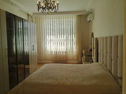 Satılır 4 otaqlı mənzil 156 m²