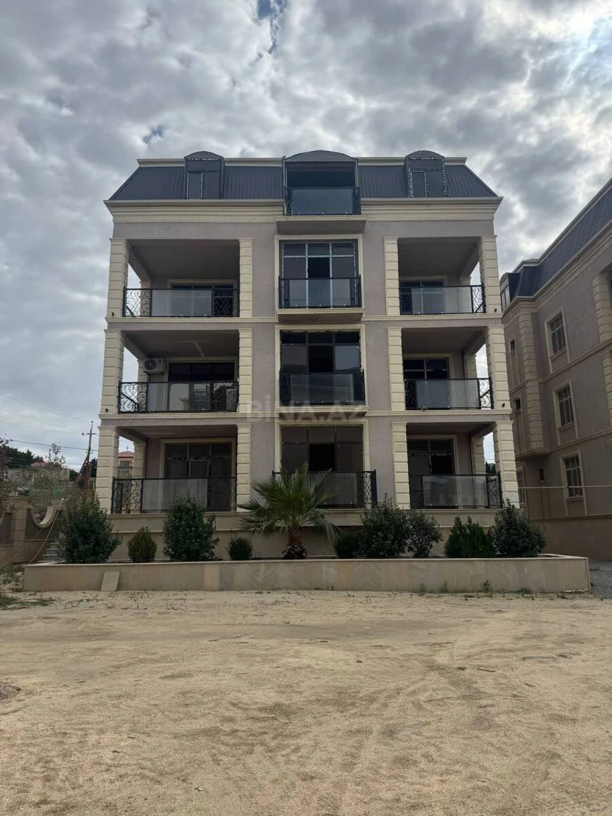 Satılır 3 otaqlı mənzil 107 m²