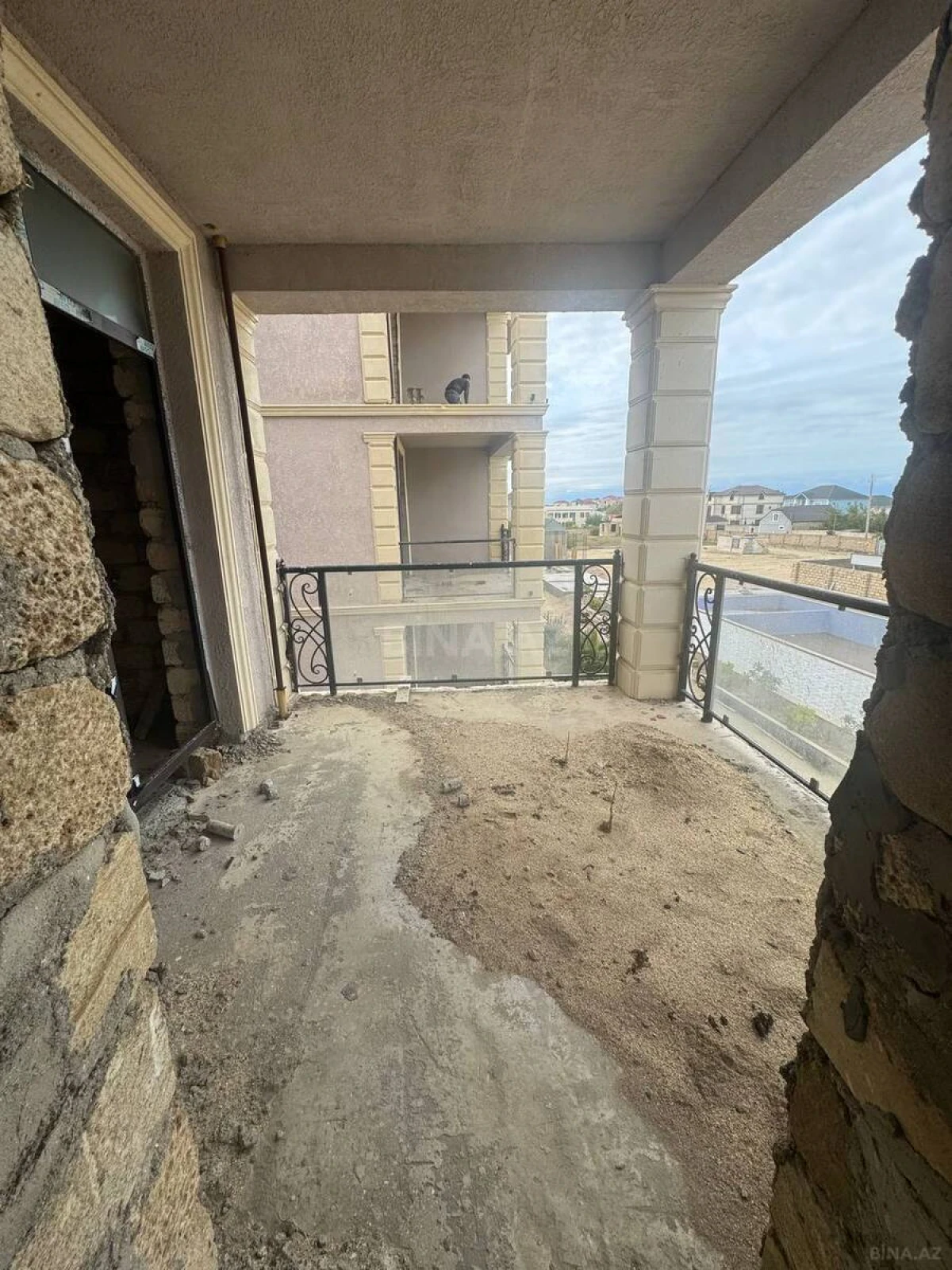 Satılır 3 otaqlı mənzil 107 m²