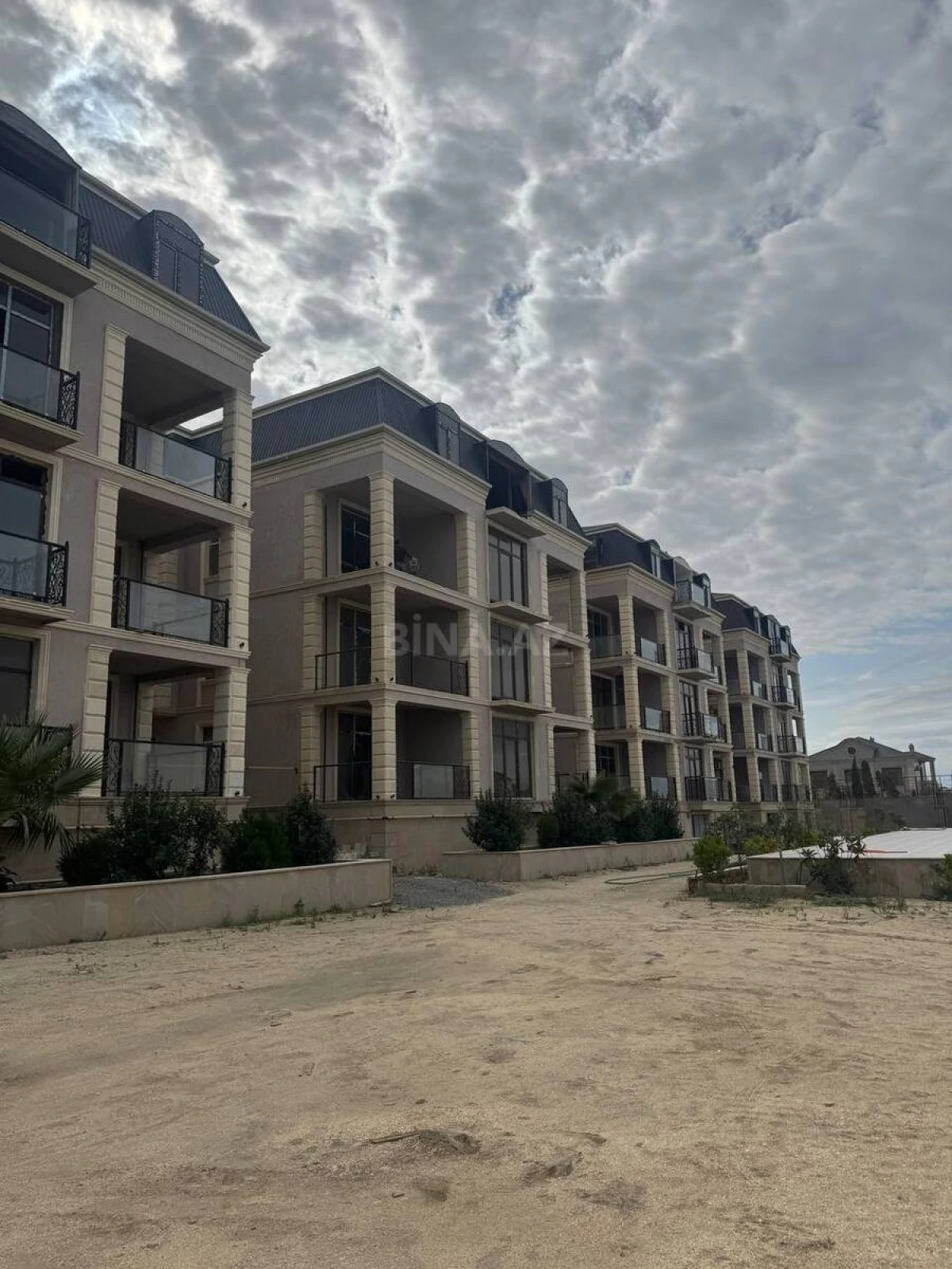Satılır 3 otaqlı mənzil 107 m²
