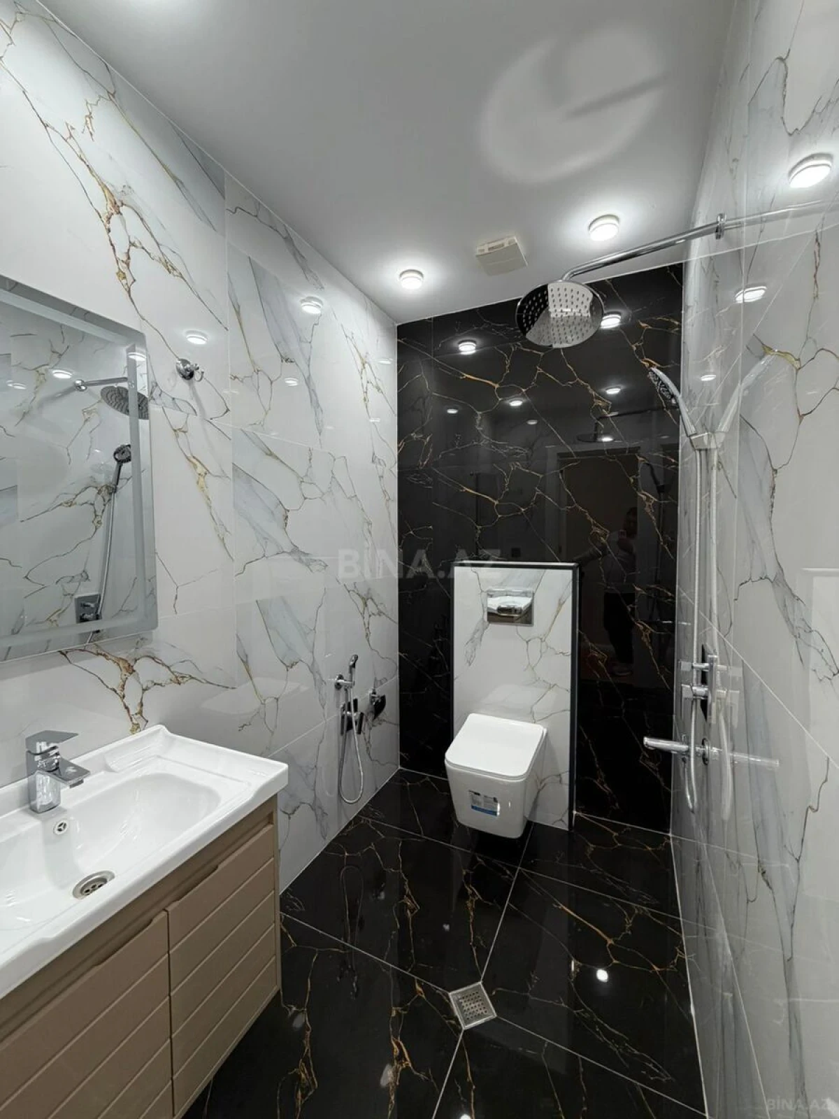 Satılır 4 otaqlı mənzil 139 m²