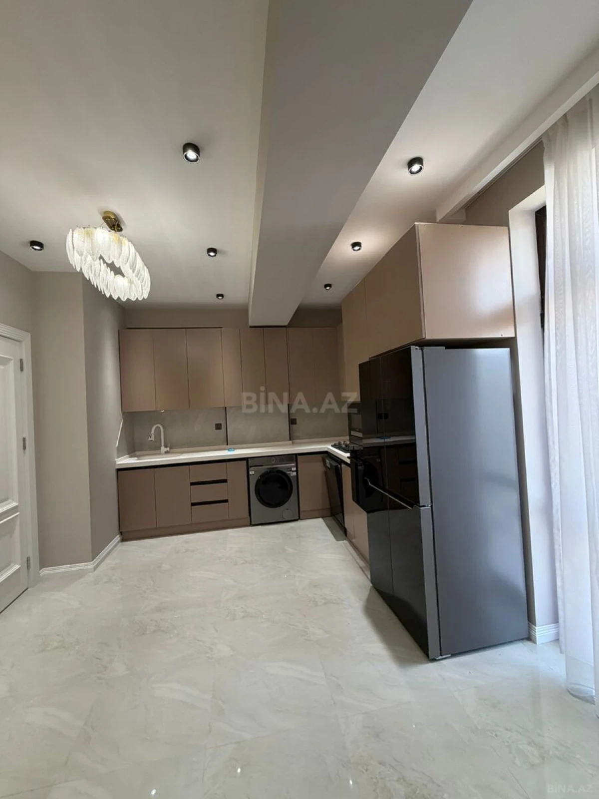 Satılır 4 otaqlı mənzil 139 m²