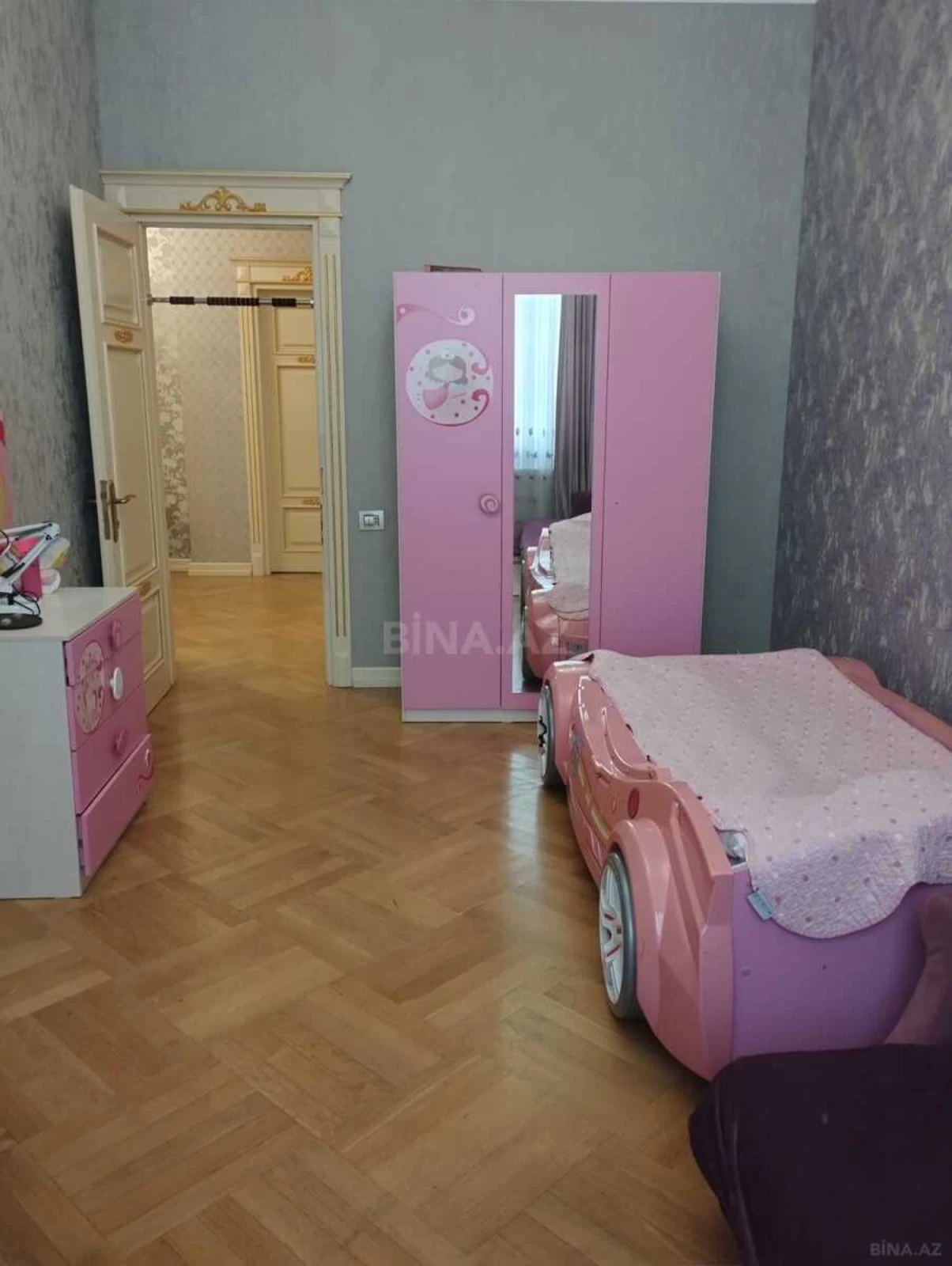 Kirayə verilir 5 otaqlı mənzil 230 m²