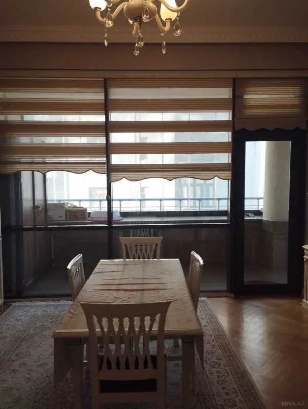 Kirayə verilir 5 otaqlı mənzil 230 m²
